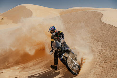Un motociclista circula por dunas de arena