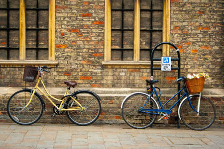 Ρετρό ποδήλατα δίπλα στον τοίχο