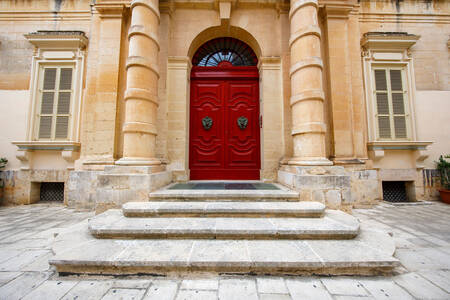 Hus med en röd dörr