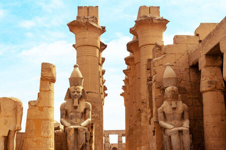 Skulpturer i ett forntida egyptiskt tempel