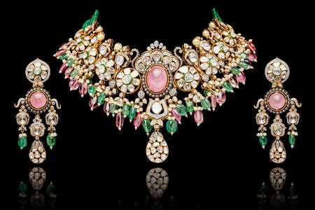 Collier et boucles d’oreilles en or sur fond noir