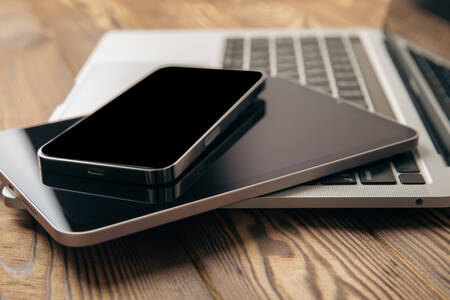 Laptop, telefon i tablet