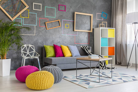 Sala de estar moderna con elementos coloridos