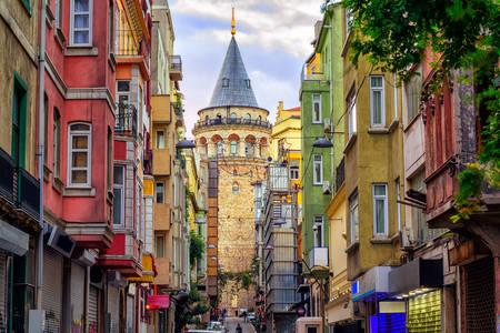 Vista de la torre en el casco antiguo de Estambul