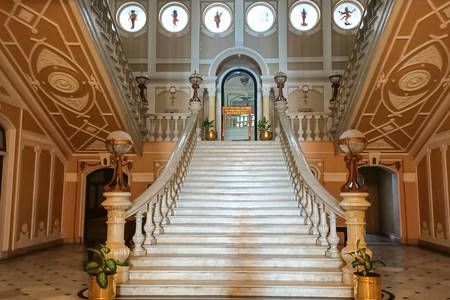 La escalera principal del palacio Lalita Mahal