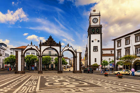 Porte de la ville de Ponta Delgada et église Saint-Sébastien