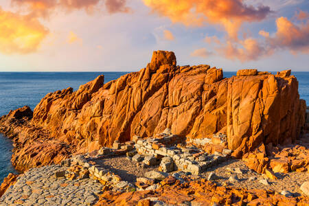 Czerwone skały na brzegu Zatoki Arbatax
